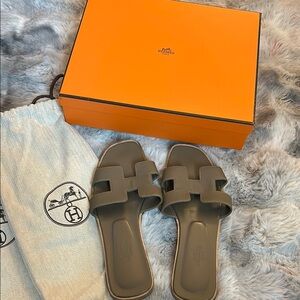 Hermes Oran sandals in color Etoupe